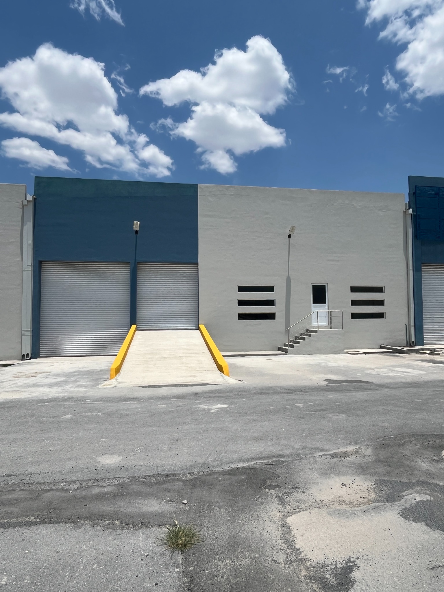 Fachada de bodega con rampa y andén para tráiler en Novo Park