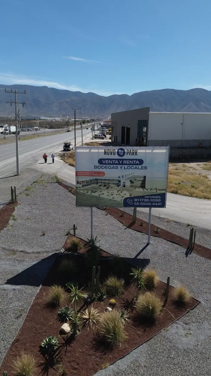 Acceso de carga para tráiler en la bodega de Novo Park