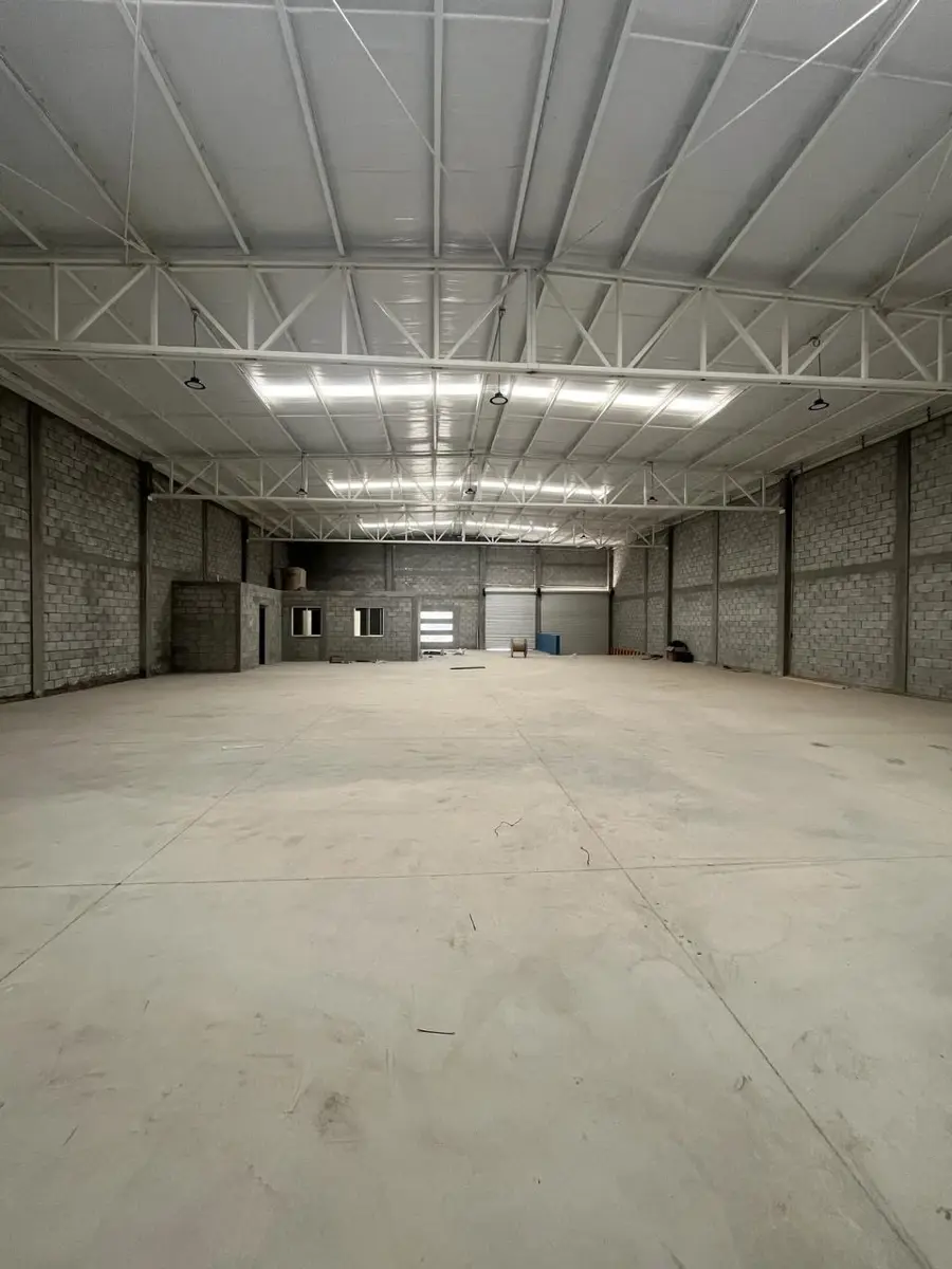 Rampa y acceso para carga de la bodega industrial